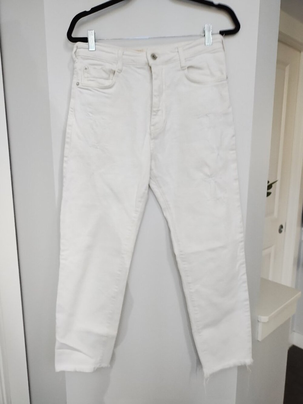 Pilcro distressed white jeans